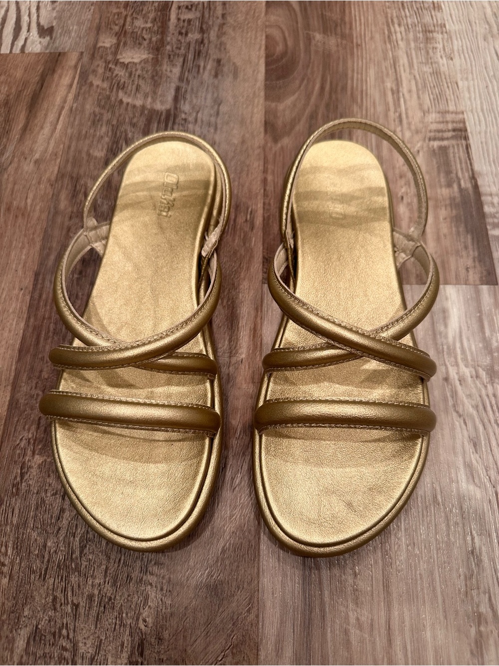 OluKai Metallic Gold Strappy Slide Sandals NWOT Resortwear Summer Sz 8 - Picture 3 of 12